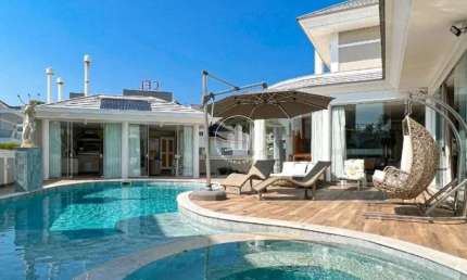 Casa 1200m² com 5 Quartos e Suítes em Jurerê Internacional