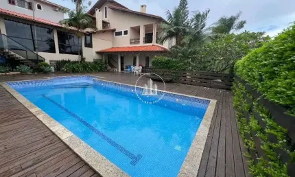 Casa 410m² com 5 Quartos e Suítes na Forquilhinha - JMS