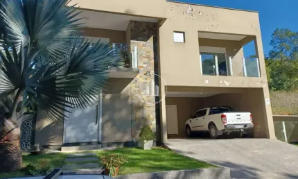 Casa 3 dormitórios e piscina em condomínio fechado no Roçado