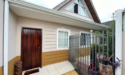 Casa à venda com 04 dormitórios, móveis na cozinha Bom Jesus, São José dos Pinhais, PR