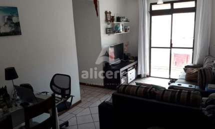 Apartamento com 02 dormitórios, sacada, garagem privativa a 100m da Ponte Hercílio Luz