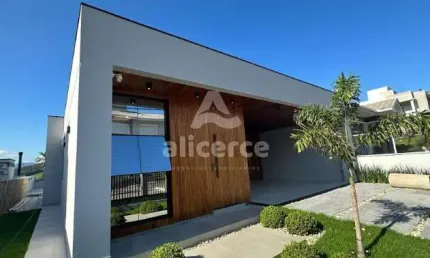 Viva com Estilo! Casa com Piscina de Borda Infinita e 3 Dormitórios na Pedra Branca - Palhoça/SC
