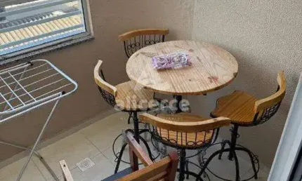 Dá uma olhada nesse incrível apartamento à venda por R$ 749 mil! Com 3 dormitórios, sendo 1 suíte, ele já vem totalmente mobiliado, incluindo eletros