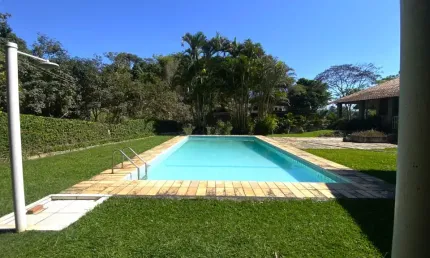 C55 - Casa com 3 suítes, piscina, espaço gourmet e terreno plano!