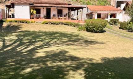 C3 - Casa a venda com amplo terreno e espaço gourmet com suíte externa