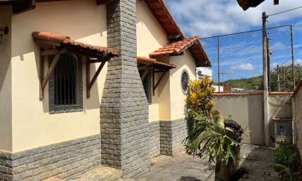 C60 - Vendo Casa no Centro de Miguel Pereira em ótimo estado de conservação