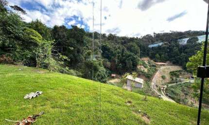 Em Domingo Martins área com 7.500 m² de área total com casa de 150 m² com 3 quartos sendo 1 suíte.