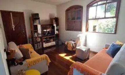 Apto com cara de casa: amplo, arejado e bem localizado!