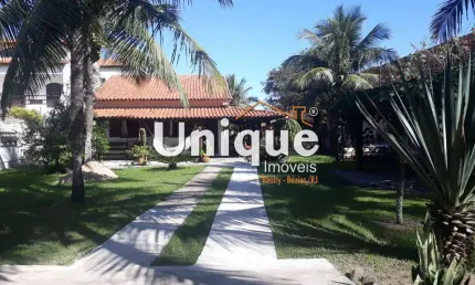 Casa à 100 metros da praia do peró disponível para venda por r$ 950.000,00.