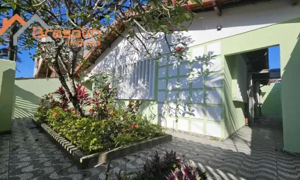 Casa isolada 3 dormitórios 50 metros da praia de Mongaguá, jardim Praia Grande.