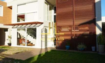 CASA LUXUOSA - 8 QUARTOS SENDO 6 SUÍTES - PORTEIRA FECHADA - GUARAJUBA