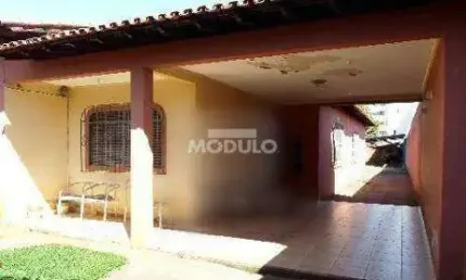 Casa com 3 quartos para alugar na Rua Coronel Antônio Alves Pereira, --, Centro, Uberlândia