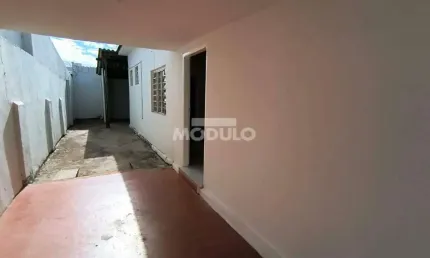 Casa residencial para locação no Bairro Brasil com 3 quartos