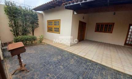 Casa residencial para locação Bairro Custodio Pereira com 3 quartos