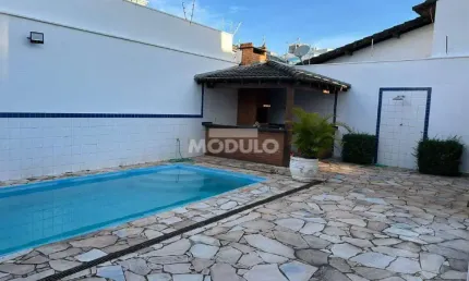 Sobrado à venda no bairro Jardim Karaíba em Uberlândia.