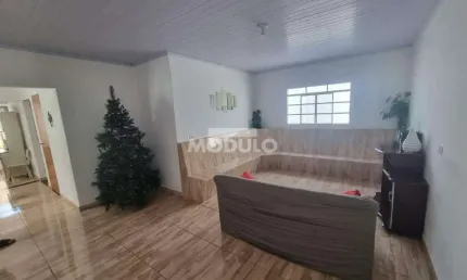 Casa com 3 quartos para alugar na Rua Pátmos, --, Jardim Canaã, Uberlândia
