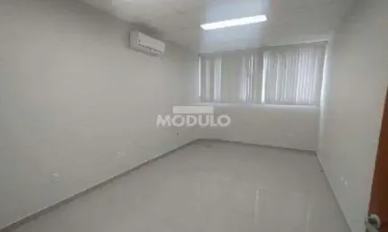 Sala comercial para alugar na Praça Doutor Manoel Crosara, --, Saraiva, Uberlândia
