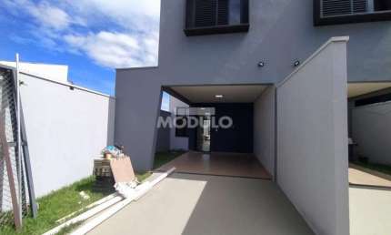 Casa com 3 quartos para alugar na Rua Planicie, --, Aclimação, Uberlândia