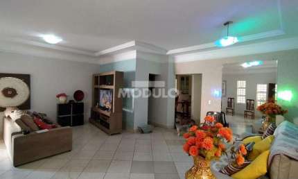 CASA RESIDENCIAL à venda, 4 quartos, 2 suítes, 3 vagas, LIDICE - Uberlândia/MG