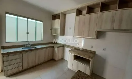 Casa residencial para locação no Bairro Segismundo Pereira com 3 suítes