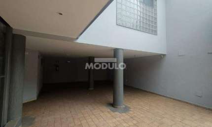 Casa com 3 quartos para alugar na Avenida Getúlio Vargas, --, Osvaldo Rezende, Uberlândia