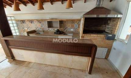 Casa com 5 quartos para alugar na Rua Carajás, --, Tabajaras, Uberlândia