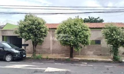 CASA COMERCIAL / RESIDENCIAL à venda, 3 quartos, 1 suíte, 2 vagas, Santa Mônica - Uberlândia/MG