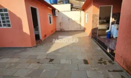 Casa com 3 quartos à venda na Rua São João, --, Pacaembu, Uberlândia