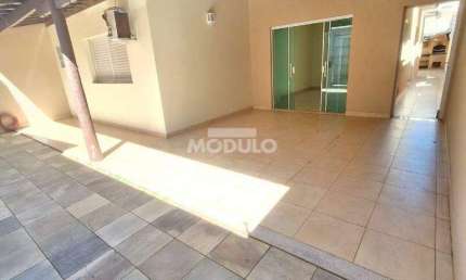 Casa residencial para locação Bairro Brasil com 5 quartos