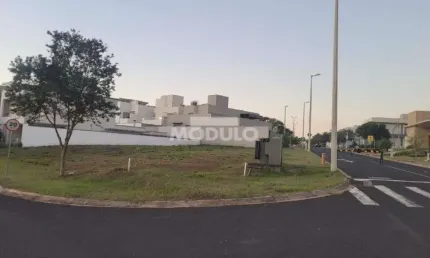 Excelente lote de esquina no condomínio Varanda Sul
