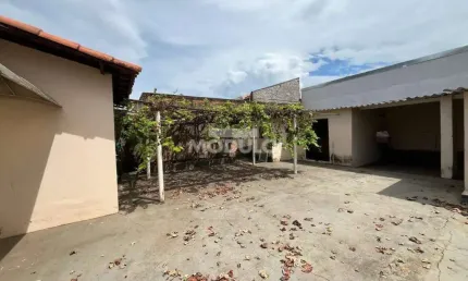Casa com 3 quartos à venda na Rua Vinte e Um de Abril, --, Pacaembu, Uberlândia