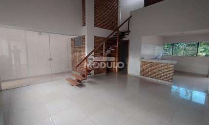 Casa residencial para locação Bairro Jardim Karaiba com 2 quartos