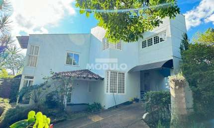 Casa com 4 quartos para alugar na Rua Beijos-Brancos, --, Cidade Jardim, Uberlândia