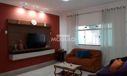 Casa com 3 quartos à venda na Rua das Primaveras, --, Cidade Jardim, Uberlândia