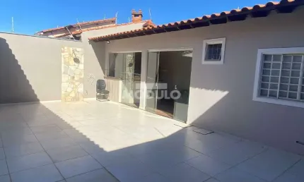 Casa com 4 quartos à venda na Rua João Limírio dos Anjos, --, Conjunto Segismundo Pereira, Uberlândia