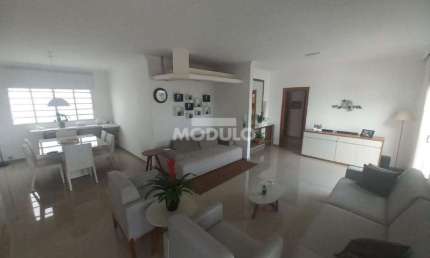 Casa com 3 quartos para alugar na Avenida Uirapuru, --, Cidade Jardim, Uberlândia