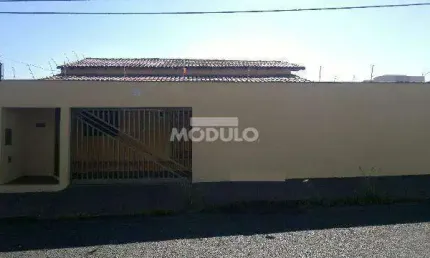 Casa com 3 quartos para alugar na Rua Antônio Rezende Chaves, --, Santa Mônica, Uberlândia