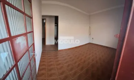 Casa residencial para locação, bairro Custódio Pereira