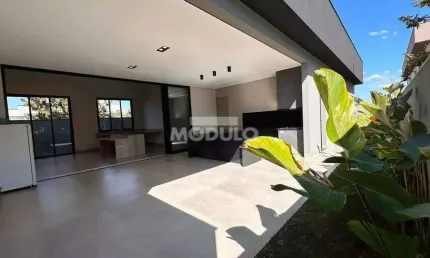Excelente Casa com Fino Acabamento no Condominio Arts