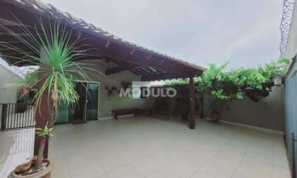 Casa com 4 quartos para alugar na Rua Belfast, --, Laranjeiras, Uberlândia