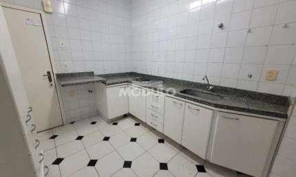 Apartamento com 3 quartos para alugar na Rua Quintino Bocaiúva, --, Centro, Uberlândia