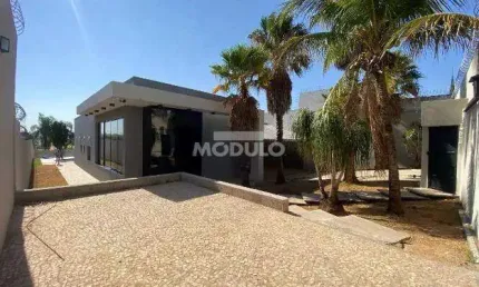 Casa com 3 quartos para alugar na Rua das Seriemas, --, Cidade Jardim, Uberlândia