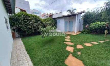 Casa com 3 quartos para alugar na Rua Antônio Salviano de Rezende, --, Santa Mônica, Uberlândia