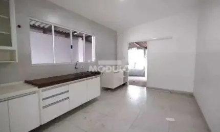 Casa residencial para locação bairro Shopping Park com 2 quartos