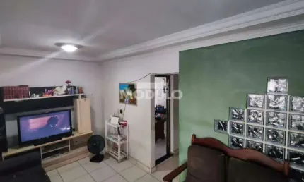 Casa com 3 quartos à venda na Rua Esdro dos Santos, --, Santa Luzia, Uberlândia