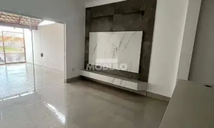 Excelente Casa com Fino Acabamento, 2 quartos, Novo Mundo