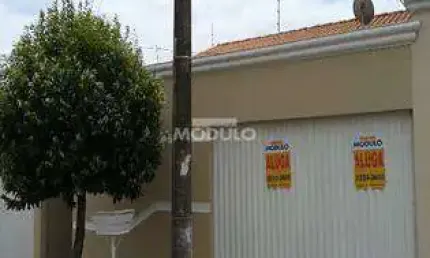 Casa residencial para locação, bairro Santa Mônica com 3 quartos