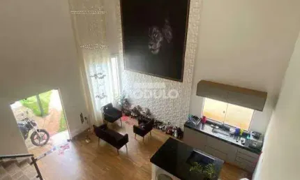 Casa 3 quartos 1 suíte terreno de 250m² com amplo quintal.