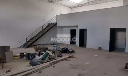 Barracão / Galpão / Depósito para alugar na Avenida Ubirajara Zacharias, --, Novo Mundo, Uberlândia