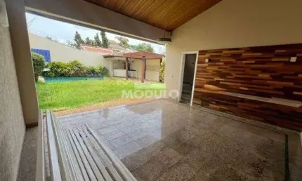 Casa residencial para locação bairro Jardim Karaiba com 3 quartos
